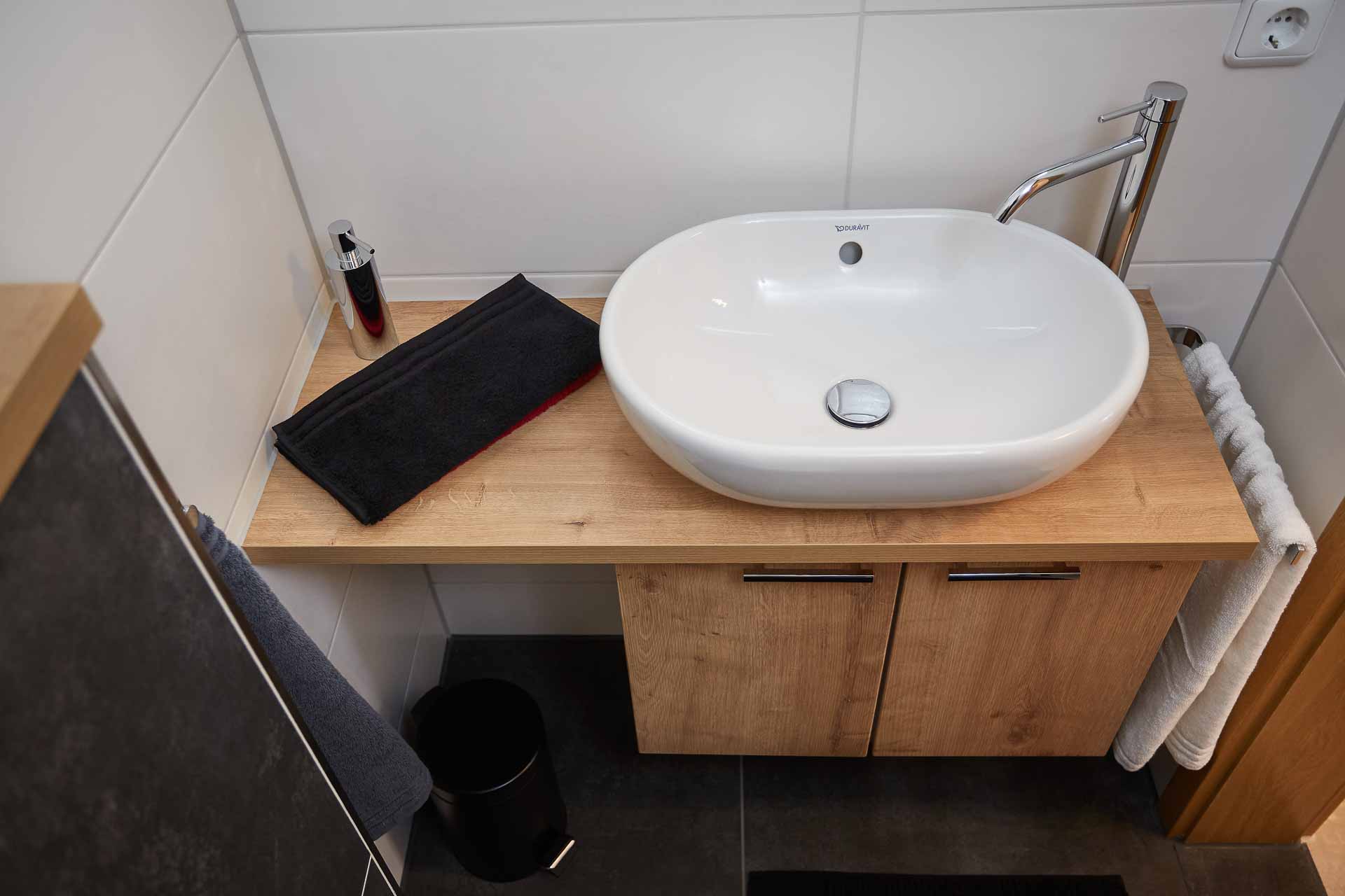 Waschbecken mit Unterschrank im WC