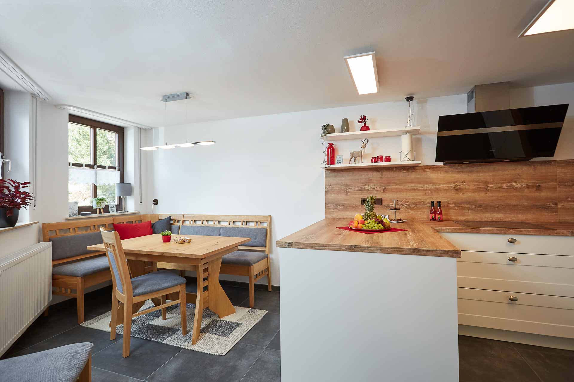 Essbereich mit Eckbank und Stühlen