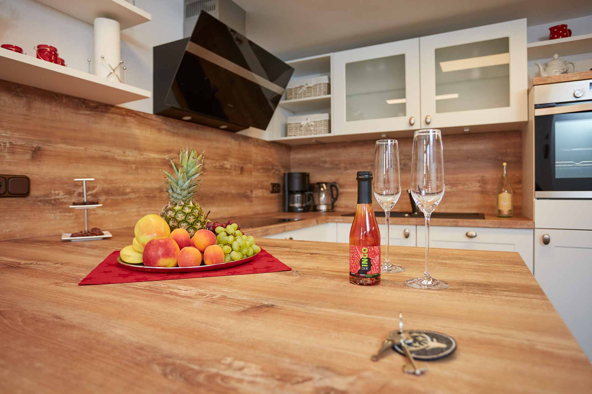 Detailbild Küchentheke mit Früchten und Sekt