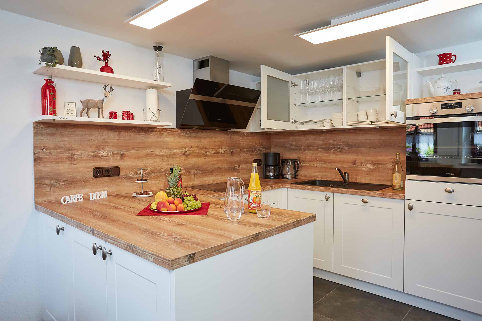 Ansicht Küche mit geöffneten Schrank mit Teller, Tassen, Gläser, usw.