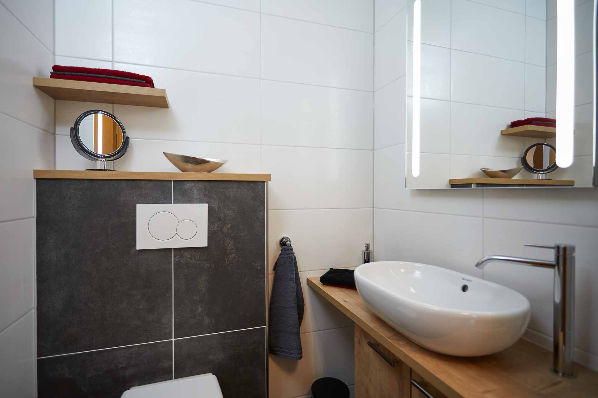 Ansicht WC mit Toilette, Spiegel und Waschbecken